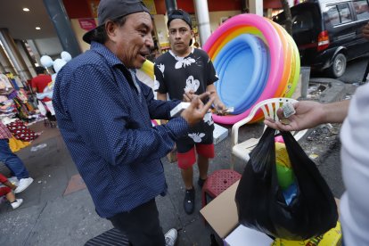 Wilson, quien también labora como payaso, vende piscinas inflables para generar un ingreso extra.