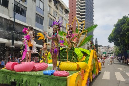 Inicia el desfile de carrozas y bailarines en el Malecón Cientos de personas se contagian con la algarabía de este evento.