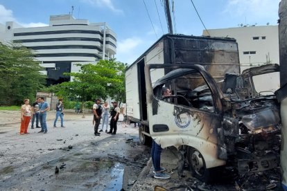 La parte delantera del vehículo pesado quedó prácticamente destruida.