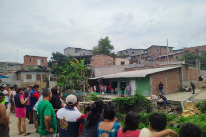 Un hombre fue liquidado a bala cuando refrescaba con cola enlatada junto a otros amigos. El ataque fue selectivo.