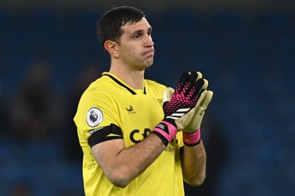 Emiliano Martínez falló dos goles en la derrota del Aston Vila, frente al Arsenal.