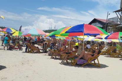 Los balnearios de la Costa también fueron visitados por los turistas en el primer día de fiesta.
