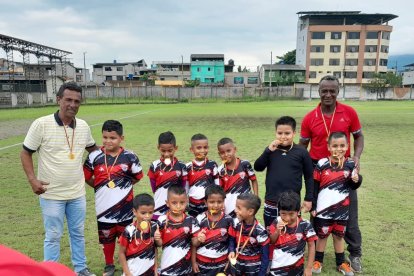 El equipo sub 8 de Canteras de Naranjal que    se coronó campeón e invicto.