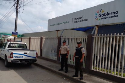 Policías se mantienen en la casa de salud a la que fueron llevadas las víctimas.