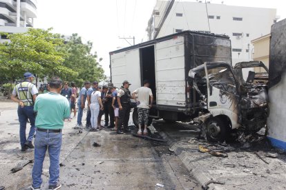 El automotor se incendió y luego estalló en la parte frontal, quedando muy afectado.