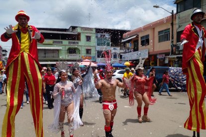 El recorrido a esta hora continúa por las diferentes calles del cantón, hasta llegar a la playa de Gabarra.