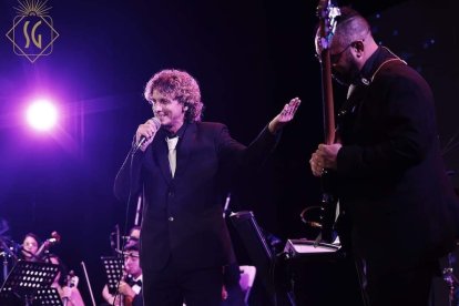 Manu Paz deleitó al público interpretando los éxitos de la agrupación uruguaya, que estuvo acompañada por la Orquesta de Cámara Juvenil