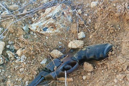 El arma quedó tirada cerca de la zona donde ocurrió el hecho.