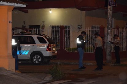 Personal de Criminalística llegó al lugar. El hombre murió fuera del portal de una casa.