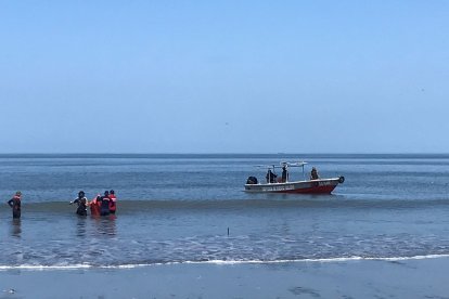 Un fuerte oleaje arrastró a Josué Andrés.
