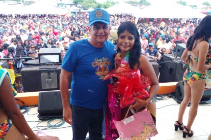 El alcalde Edson Alvarado Aroca colocó la cinta a la nueva reina