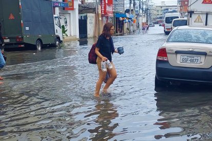 Turistas optaron por abandonar las zonas inundadas.