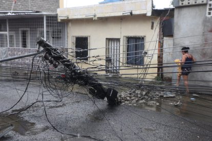Según moradores, los postes de alumbrado eléctrico ya presentaban daños en su estructura