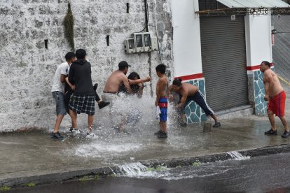 Vecinos abrieron hidrantes para jugar carnaval