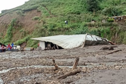 Gran cantidad de material, entre agua, lodo y piedras, arrasó con una vivienda.