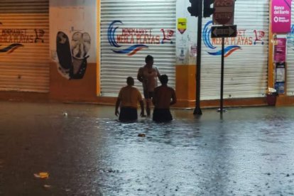 El agua arrastró basura que taponó las alcantarillas, anegando ciertas calles.