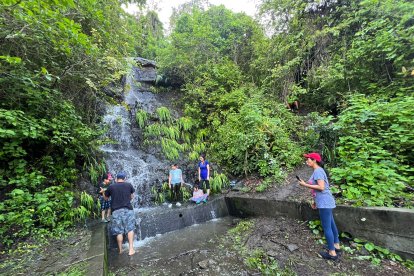 La cascada que se formó por las lluvias, se transformó en una atracción para los vecinos que se dieron un 'chapuzón'.