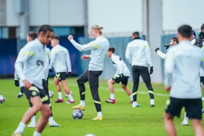 Erling Haaland (c) comandará el ataque del City en el duelo ante el Leipzig, en Alemania.