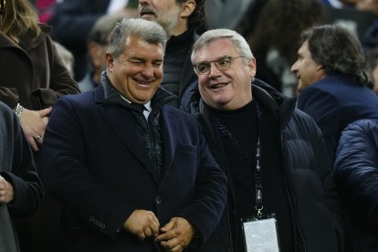 El presidente del Barcelona, Joan Laporta (i), afirmó que en "en breve daremos las explicaciones necesarias"