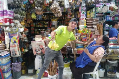 Pedrito es juguetón. Ni su jefa, doña Manuela, se escapa de sus bromas.