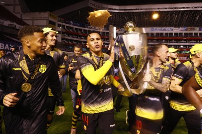 BARCELONA VENCIÓ EN PENALES A LIGA DE QUITO, EN EL PARTIDO DE VUELTA JUGADO EN EL ESTADIO RODRIGO PAZ DELGADO DE QUITO, LOGRANDO CORONARSE CAMPEÓN DEL TORNEO DE FÚTBOL ECUATORIANO |