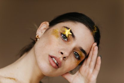 Puedes aplicarle glitter a cualquier parte de tu rostro.