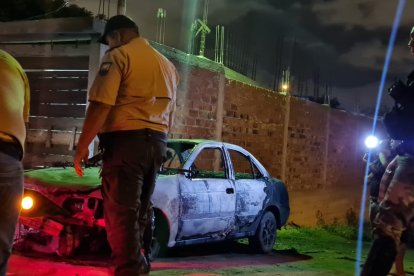 Los autores del crimen abandonaron un vehículo.