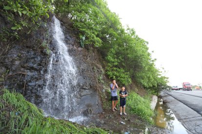 Los guayacos disfrutaron de las cascadas que se originaron en la vía Perimetral este fin de semana feriado.