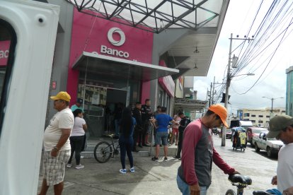 Exteriores de la entidad bancaria en Playas, en de la cual se produjo un asalto armado a un cliente
