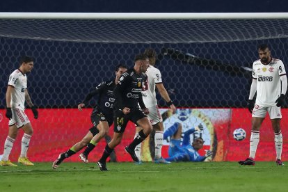 Independiente del Valle ganó a Flamengo con un gol del zaguero Mateo Carabajal (14), en un juego marcado por la fuerte lluvia.