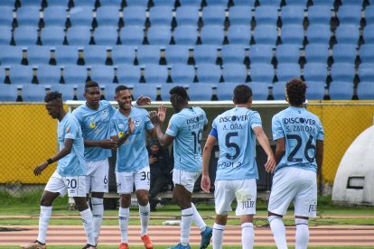 Ismael Díaz (c) y Cristian Martínez Borja (19) son dos de las cartas ofensivas de Universidad Católica para enfrentar a Millonarios.