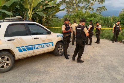 La policía llegó al sitio y revisaron la zona donde dejaron los cuerpos.