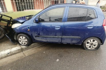 Los sargentos Augusto y Luis Zambrano Carrera iban en este carro cuando fueron atacados por criminales.