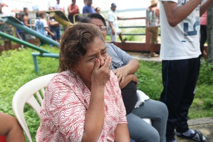 Irma Banchón, abuela paterna del chico, llora desconsolada su muerte.