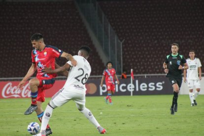 Ronie Carrillo (i) marcó el segundo gol de El Nacional en el empate ante el DIM.