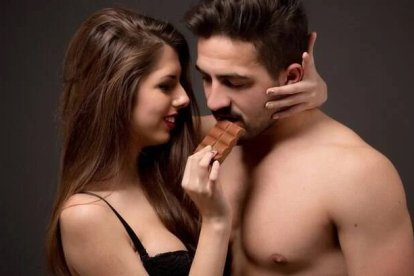 El cacao, la base del chocolate, no solo aumenta el flujo sanguíneo en los órganos sexuales, también eleva la libido y el estado de ánimo.