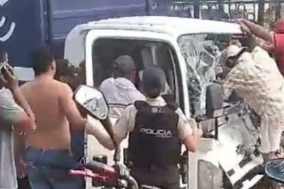 La víctima conducía este camión cuando fue atacado por los delincuentes.