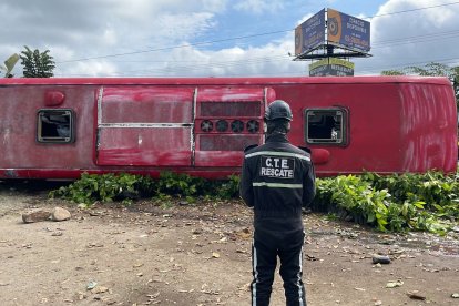 Los fallecidos quedaron regados en la vía tras el accidente.
