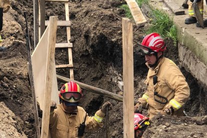 La identidad de las víctimas no fue revelada. Al momento se investiga si la obra cumplía o no con las normas de seguridad para trabajos de excavación.
