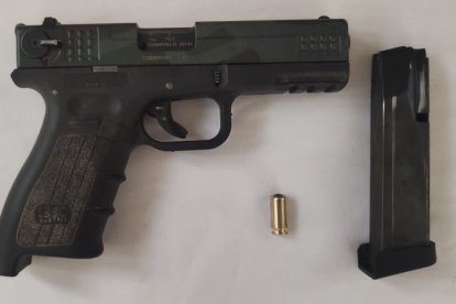 Entre las evidencias obtenidas por la Policía, hay un arma de fuego.