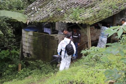 El cadáver de la mujer estaba en el piso dentro de esta vivienda.