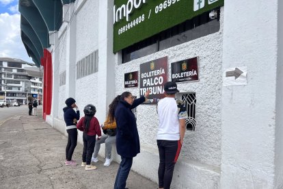 La venta de entradas para el primer partido entre Deportivo Cuenca y Liga de Quito.