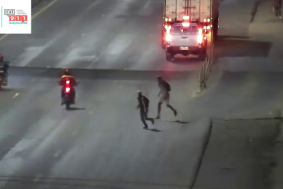 El momento en que los dos sujetos escapaban luego de cometer el asalto.
