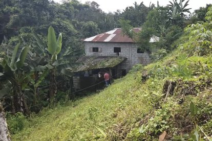 En esta vivienda hallaron a la víctima, inerte.