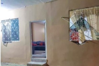 Los daños al pie de su vivienda, tras la detonación.