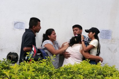 Parientes de Bryan Macías lloran desconsolados su muerte.