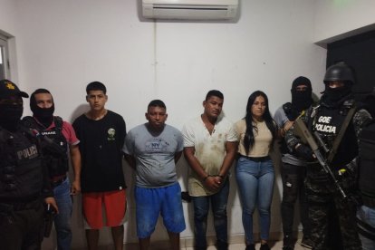 Abraham Zhagui (camisa negra)  fue detenido en 2022. Entre los sospechosos está una mujer.