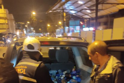 Los vendedores de 'guanchaca' utilizaban un carro como 'bodega'.