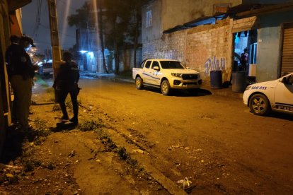 La víctima fue trasladada por un familiar a un centro de salud, pero falleció por la gravedad de las heridas.