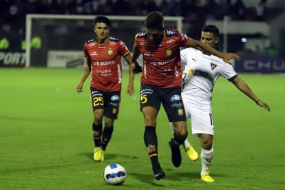 El Expreso Austral se impuso por 2-0 a los albos que se quejaron por el arbitraje.